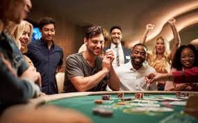 Live Texas Poker table interface on totopedia slot with dealer and player seats
